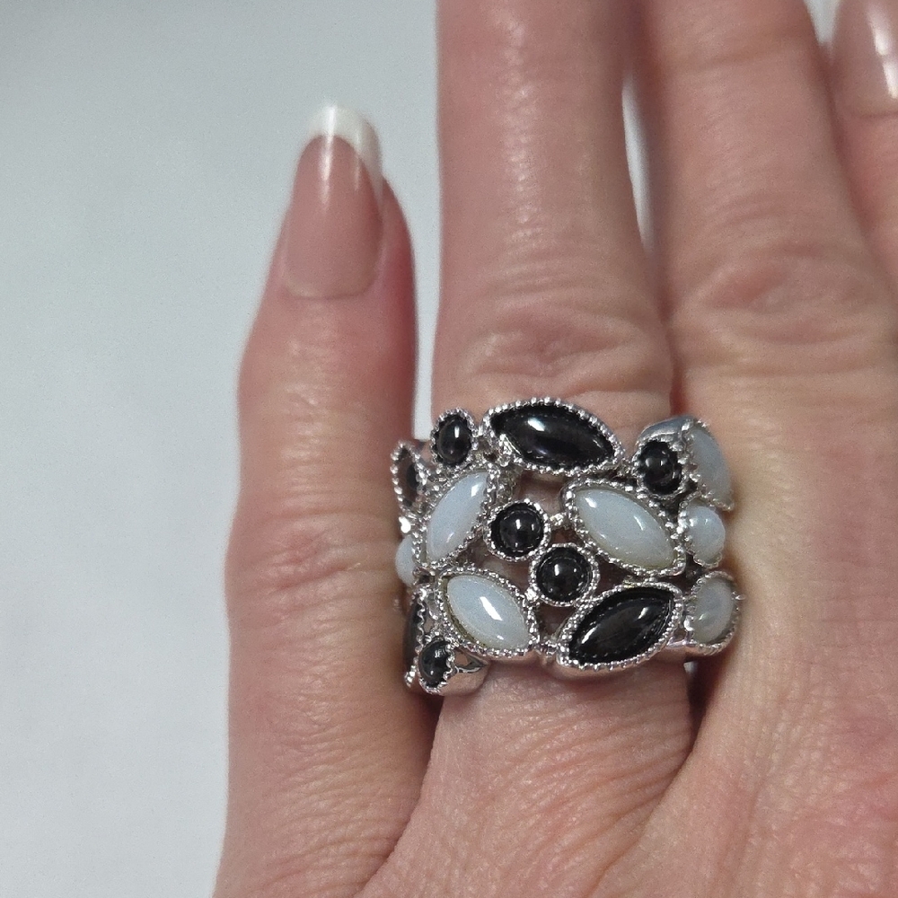 Elegant Silver and‎ Black Women's Ring